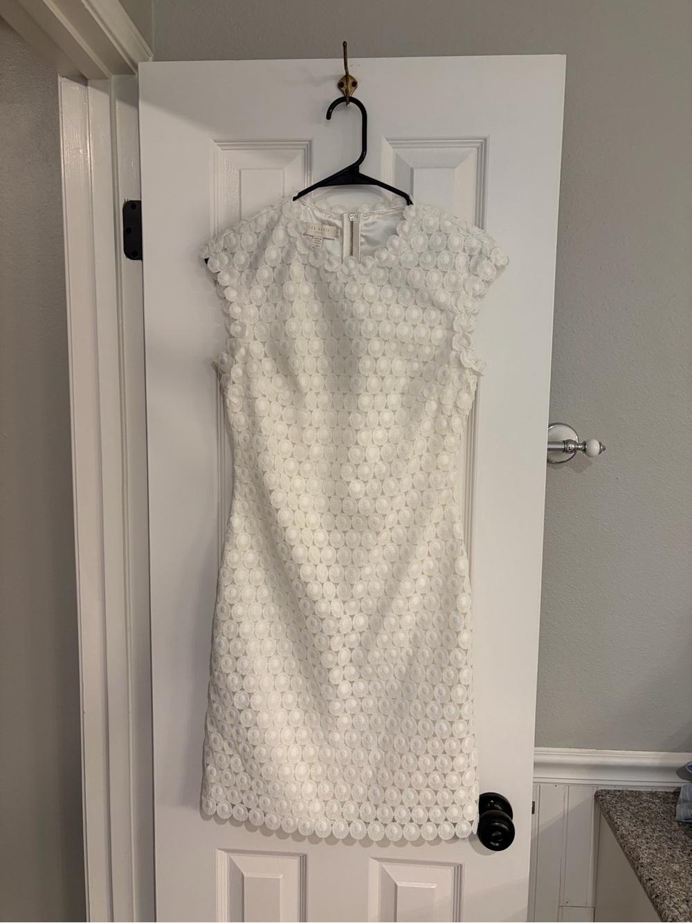 Ted Baker Jemille Scalloped Lace Dress White Size 1 US 4 Sheath Cocktail
